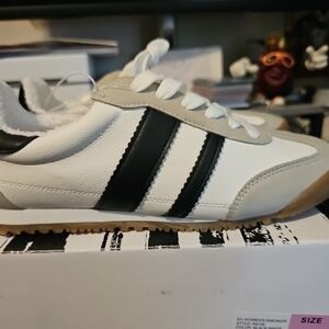 Dolce Vita Stylish White and Black Women's Sneakers size 6